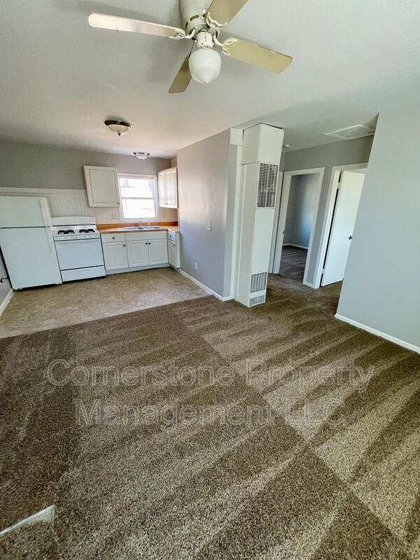 8275 Lakeview Dr in De Soto, KS - Building Photo - Building Photo