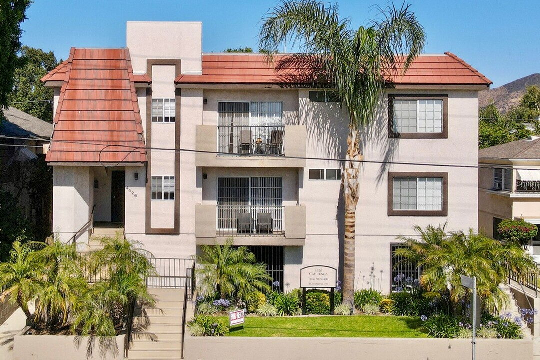 KBC Cahuenga in Toluca Lake, CA - Foto de edificio