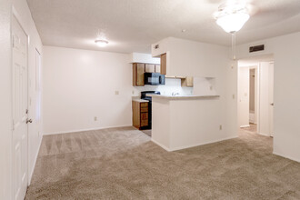 Cimarron Pointe Apartments in Oklahoma City, OK - Building Photo - Interior Photo