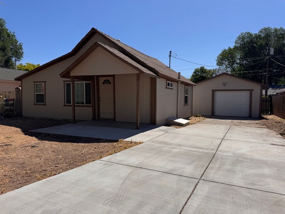 325 N Gilman St in Susanville, CA - Building Photo