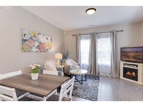 1346 N Rosa Parks Way in Portland, OR - Building Photo - Building Photo