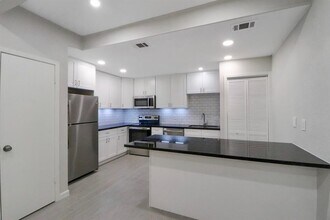 5929 Queensloch Dr in Houston, TX - Building Photo - Building Photo