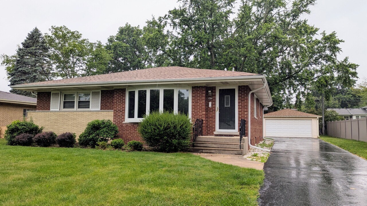 736 N Wilshire Ln in Arlington Heights, IL - Building Photo