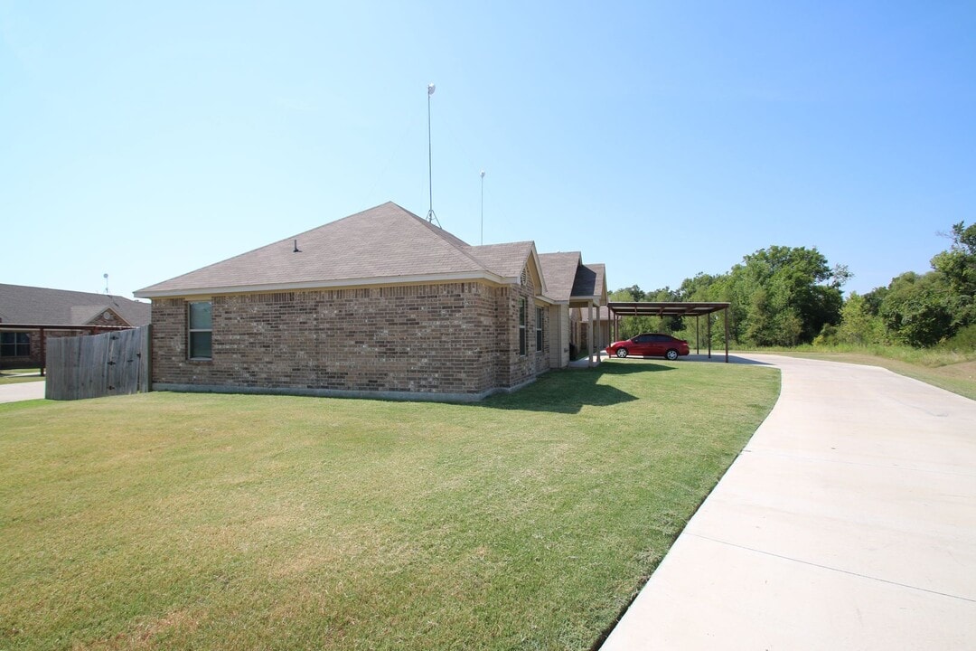 137 Sunburst Ct in Weatherford, TX - Building Photo
