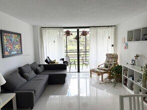 20500 W Country Club Dr in Miami, FL - Building Photo - Building Photo