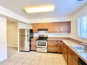 1058 Willow Green Dr in Newport News, VA - Foto de edificio - Building Photo