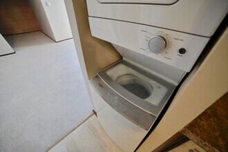 1906 E Shorewood Blvd in Shorewood, WI - Foto de edificio - Building Photo