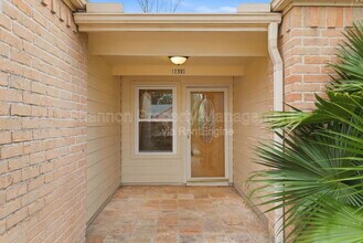 8819 Kindlewood Dr in Houston, TX - Foto de edificio - Building Photo