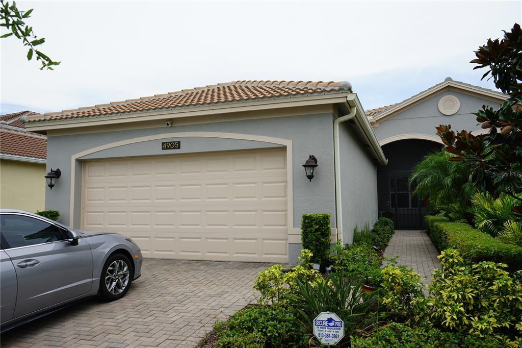 4905 Avila Lakes Dr in Wimauma, FL - Foto de edificio