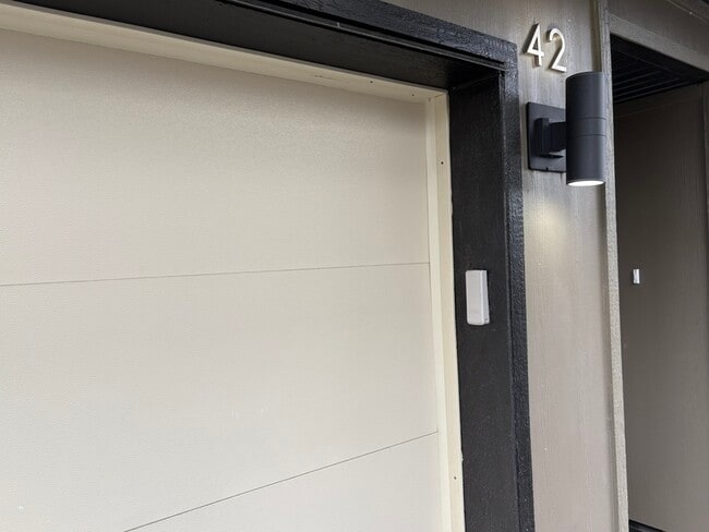 500 Fleming Rd in Kelowna, BC - Building Photo - Building Photo