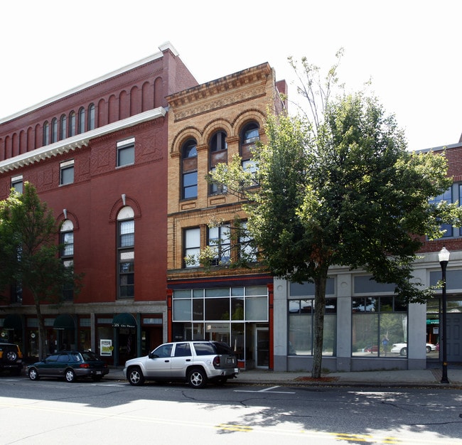 215 Main St in Biddeford, ME - Foto de edificio - Building Photo