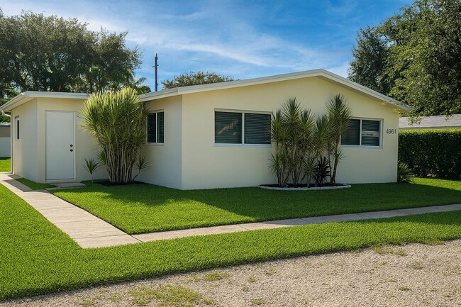 4961 SW 28th Terrace in Dania Beach, FL - Foto de edificio - Building Photo