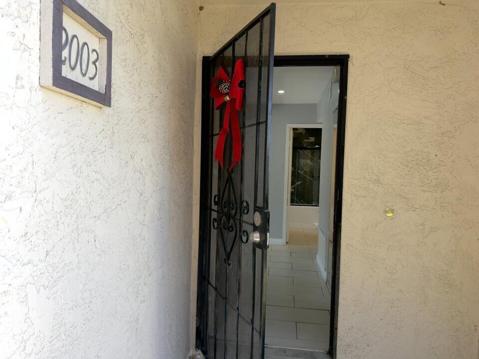 450 W Vermont Ave in Escondido, CA - Building Photo