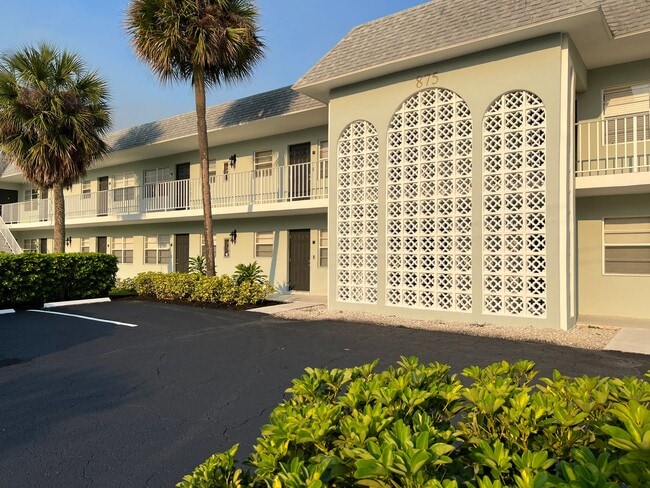 Del Rio Apartment Homes in Boca Raton, FL - Building Photo - Building Photo