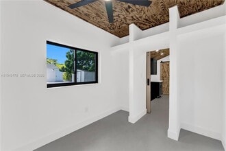 889 NW 102nd St in Miami, FL - Building Photo - Building Photo