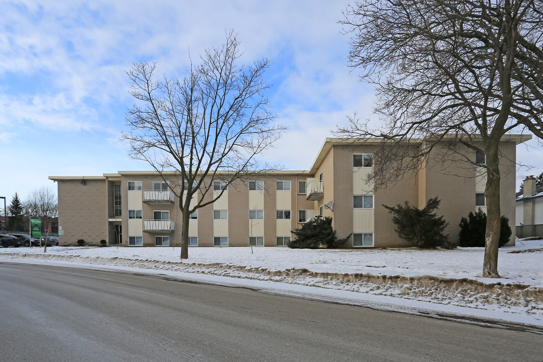 Queens Court in Kitchener, ON - Building Photo