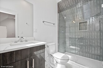 1217 W Wellington Ave in Chicago, IL - Building Photo - Interior Photo