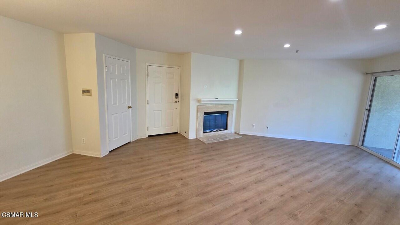 697 Sutton Crest Trail in Oak Park, CA - Building Photo