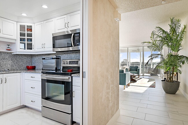 575 Oaks Ln in Pompano Beach, FL - Foto de edificio - Building Photo