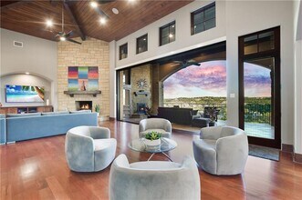 4212 Serene Hills Dr in Austin, TX - Foto de edificio - Building Photo