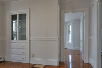 35 Maple St, Unit #1L in Waltham, MA - Foto de edificio - Building Photo