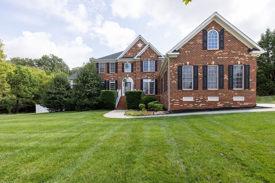 13201 Silverdust Ln in Chester, VA - Foto de edificio