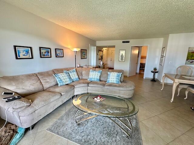 5981 Vía Vermilya in Atlantis, FL - Building Photo - Building Photo