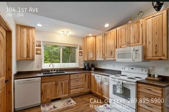 104 1st Ave in West Glacier, MT - Foto de edificio