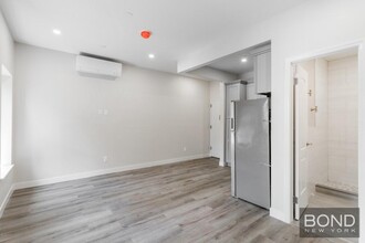 317 W 48th St in New York, NY - Building Photo - Building Photo