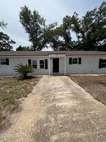 715 W 17th St in Lynn Haven, FL - Building Photo