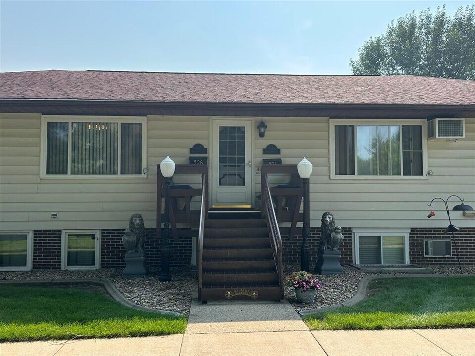 504-506 N McKenzie St in Luverne, MN - Building Photo