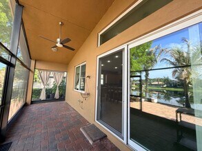 2165 Newport Isles Blvd in Port St. Lucie, FL - Foto de edificio - Building Photo