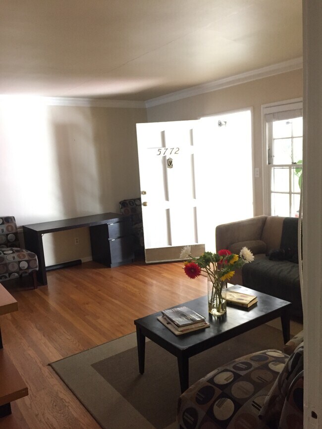 5772 W Olympic Blvd in Los Angeles, CA - Building Photo - Building Photo