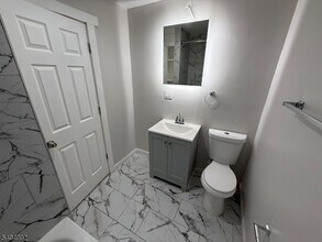 28 Kenmore Ave, Unit 30 in Newark, NJ - Building Photo - Building Photo