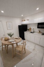 10424 SW 7th St in Miami, FL - Foto de edificio - Building Photo
