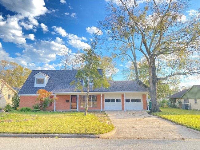 property at 6 Little John Ln