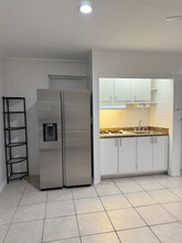 22700 Roscoe Blvd, Unit Studio Unit in West Hills, CA - Foto de edificio - Building Photo