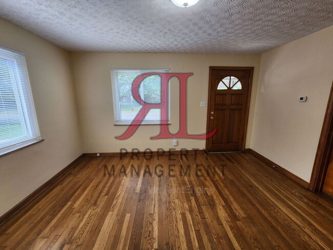 156 Collingwood Ave in Whitehall, OH - Foto de edificio - Building Photo