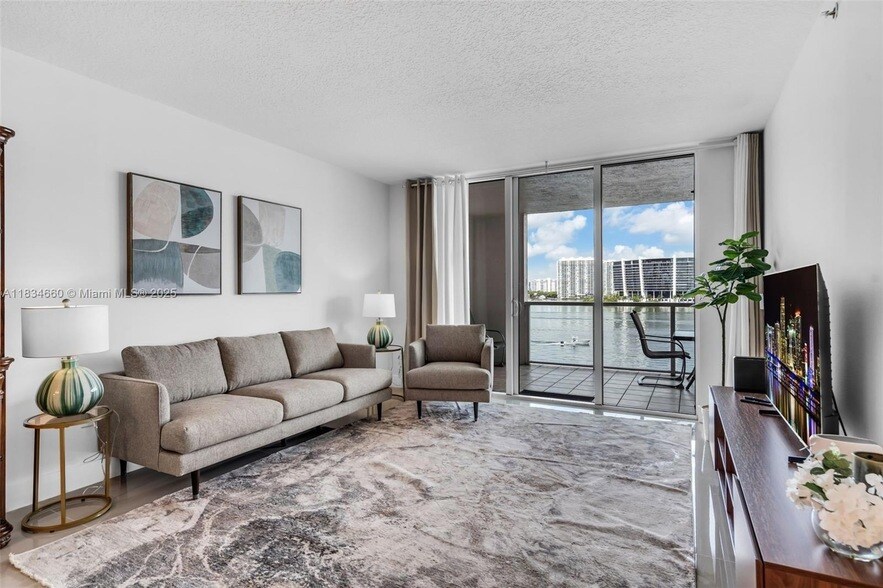 18100 N Bay Rd, Unit 709 in Sunny Isles Beach, FL - Building Photo