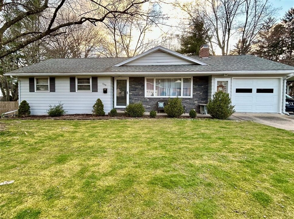 208 Airborne Ave in Vestal, NY - Foto de edificio