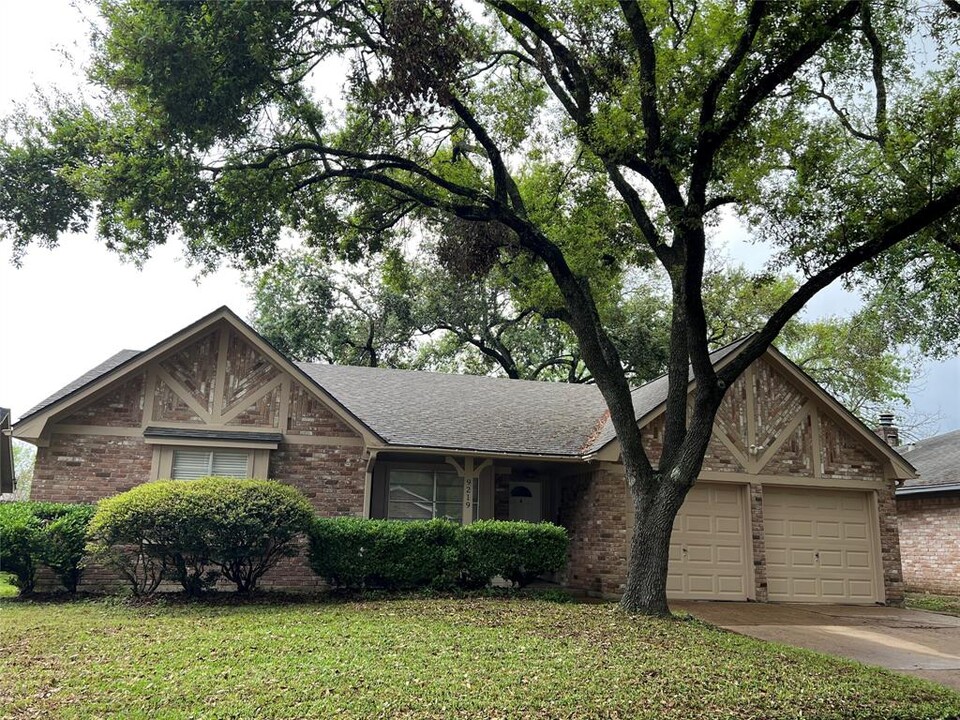 9219 Rentur Dr in Houston, TX - Building Photo