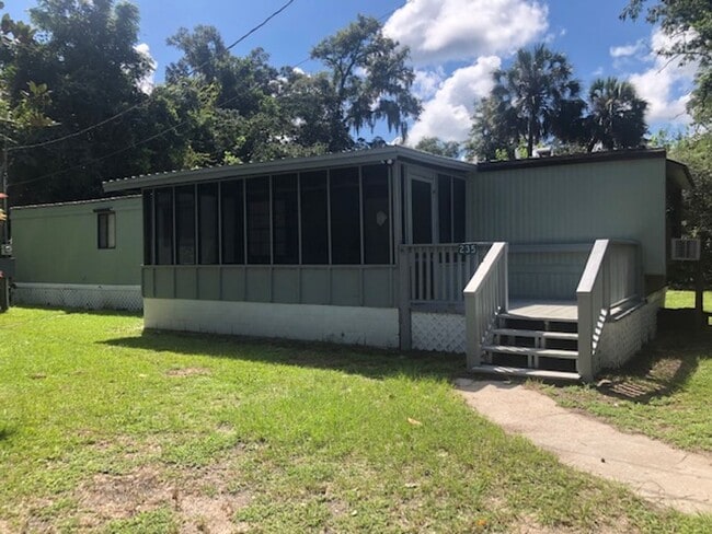 235 Webster Rd in Crawfordville, FL - Foto de edificio - Building Photo