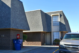 Nichols Hills Townhomes in Oklahoma City, OK - Building Photo - Building Photo