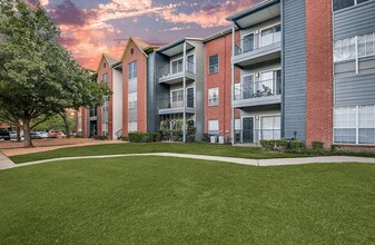 Cottonwood Dallas Apartments in Dallas, TX - Foto de edificio - Building Photo