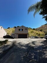 8532 Vine Valley Dr in Sun Valley, CA - Foto de edificio - Building Photo