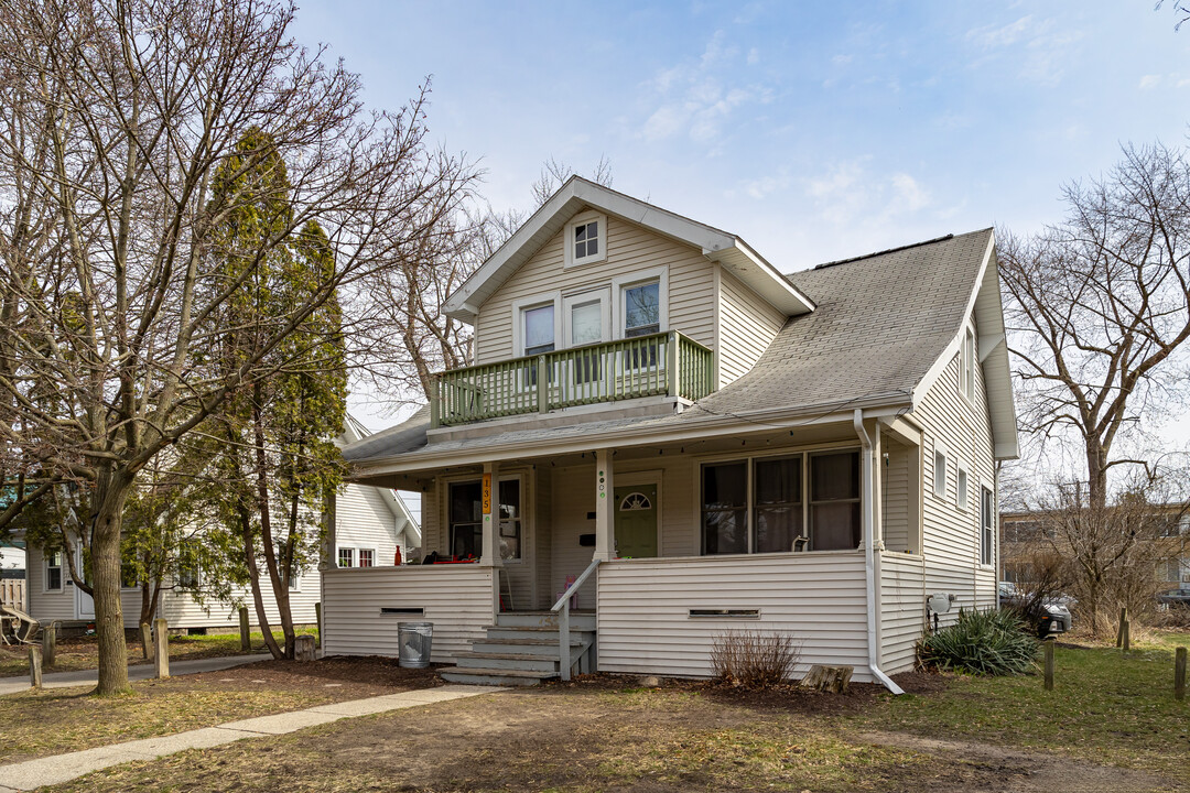 135 Cedar St in East Lansing, MI - Building Photo