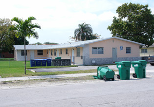 580-592 NE 150th St in Miami, FL - Building Photo - Building Photo