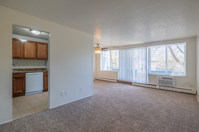 Mystic Creek Apartments in Parma Heights, OH - Building Photo - Interior Photo