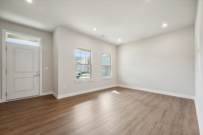 300 Hemlock Ct in Wake Forest, NC - Foto de edificio - Building Photo