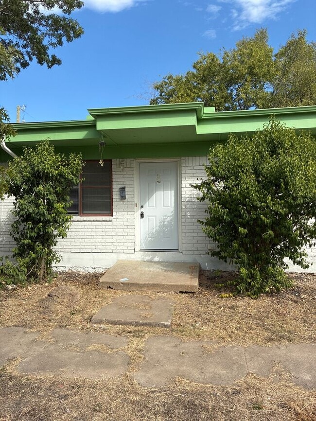 property at 606 W 4th St